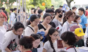 Thí sinh tìm hiểu thông tin tuyển sinh ĐH năm 2025 Ảnh: NHƯ Ý 