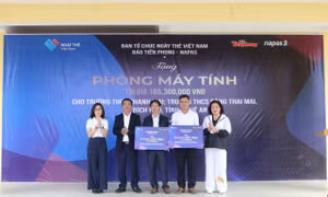 Ban Tổ chức Ngày thẻ Việt Nam 2025 trao phòng học máy tính cho Trường THCS Đặng Thai Mai và THCS Thanh Mai, xã Bích Hào, Nghệ An. Ảnh: Ngọc Tú