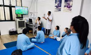 Các bệnh nhân trong căn phòng trị liệu bằng âm nhạc