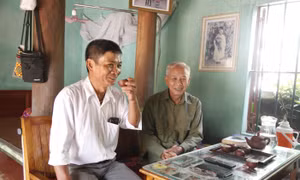  Ông Nguyễn Văn Dậu, Trưởng thôn Hương La (bên trái) và ông Nguyễn Văn Việc đồng thuận với dự án Cảng hàng không quốc tế Gia Bình 