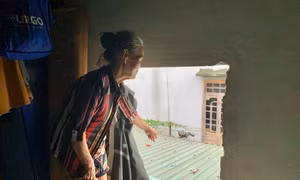 Cửa sổ tầng 2 nhà bà Nguyễn Thị Bàng (xã Đại Lộc) vẫn còn loang lổ vết búa, dấu tích của đêm cả gia đình đập tường tìm đường thoát lũ