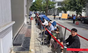 Người dân xếp hàng nộp hồ sơ mua NƠXH Uy Nỗ