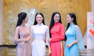 Các hoa hậu, á hậu cuộc thi Hoa hậu Việt Nam chọn trang phục áo dài khi tham gia ghi hình chương trình Tết 2026: Hoa hậu Đặng Ngọc Hân, Á hậu 2 Nguyễn Thị Vân Nhi, Hoa hậu Hà Trúc Linh, Á hậu 1 Trần Ngọc Châu Anh (từ trái qua)