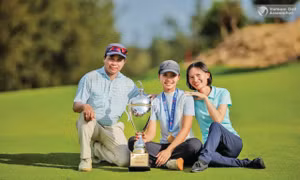 Niềm vui vỡ òa của Lê Chúc An bên bố mẹ sau ngôi vô địch Golf Quốc gia 2025 Ảnh: VGA