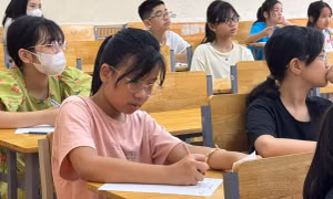 Học sinh thi đánh giá năng lực tuyển sinh vào lớp 6 tại Hà Nội năm 2025 Ảnh: HOA BAN 