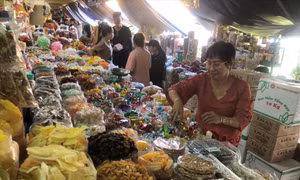 Doanh nghiệp được hưởng các ưu đãi thuế theo lĩnh vực, địa bàn đầu tư, trong khi hộ kinh doanh nộp thuế theo tỷ lệ % trên doanh thu và không có ưu đãi.