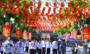 Khu di tích quốc gia đặc biệt Kim Liên rực rỡ cờ hoa mừng 136 năm Ngày sinh Chủ tịch Hồ Chí Minh Ảnh: Thu Hiền 