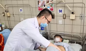 Bác sĩ Trung tâm Thận - Tiết niệu và Lọc máu thăm khám cho bệnh nhân trẻ suy thận mạn 