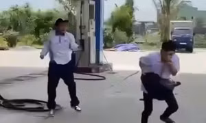 Hiện trường nơi nam sinh lớp 12 bị bạn cùng trường đâm tử vong (Ảnh cắt từ clip) 