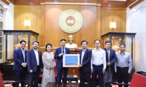 Ông Cao Xuân Thạo, Trưởng Ban Công tác xã hội, Ủy ban Trung ương MTTQ Việt Nam, tiếp nhận ủng hộ của Cộng đồng người Việt Nam tại Ba Lan, giúp đồng bào khắc phục hậu quả mưa lũ, tháng 10/2025. Ảnh: PV