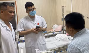 Bác sĩ Nguyên (bên trái) trao đổi với nam thanh niên bị suy thận vì hút thuốc lá điện tử