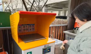  Bà Min Geum-nan sử dụng thùng rác RFID tại khu chung cư ở Seoul 