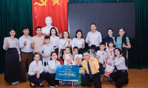 Anh Hoàng Nguyễn Trọng Dũng đang nhận đỡ đầu cho 166 em nhỏ mồ côi ở hai tỉnh Nghệ An, Hà Tĩnh