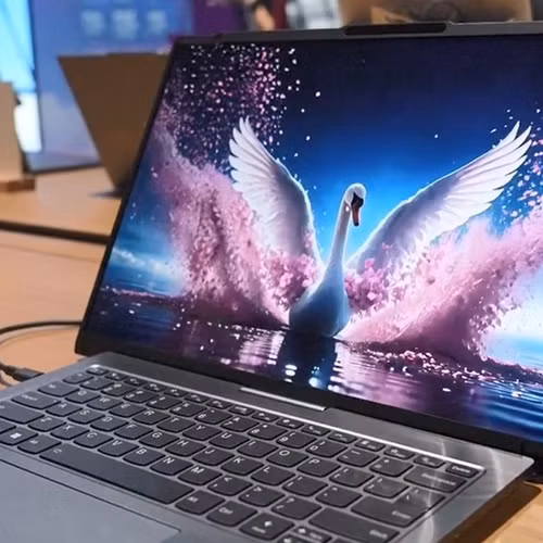 Video: Lenovo trình diễn laptop màn hình cuộn mở rộng sang 2 bên cực ảo diệu