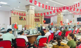 Ngân hàng làm việc xuyên lễ, chuyển 100.000 đồng quà tới người dân