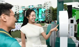 Hoa hậu Hà Trúc Linh trải nghiệm các gian hàng tại Ngày thẻ Việt Nam 2025