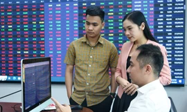 Có nên chốt lời vàng để đầu tư chứng khoán?