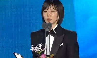 Nổi bật với bộ Tuxedo trên thảm đỏ, Im Soo Jung đã giành giải 'Nữ diễn viên phụ xuất sắc nhất' tại 'Baeksang lần thứ 62'