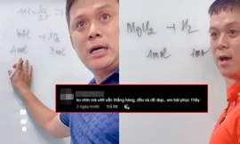 Thầy giáo gây sốt vì dạy không nhìn bảng khiến ai cũng muốn học lại môn Hóa