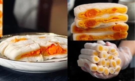 Bánh dẻo nhân trứng muối "lên trending", tranh luận cách ăn kiểu mới có "xịn hơn"