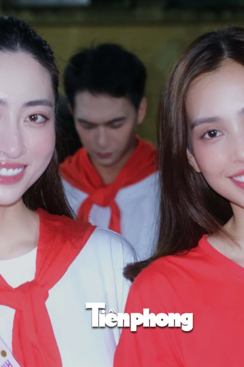 Hoa hậu Tiểu Vy, Hà Trúc Linh, Lương Thùy Linh hòa vào dòng người diễu hành