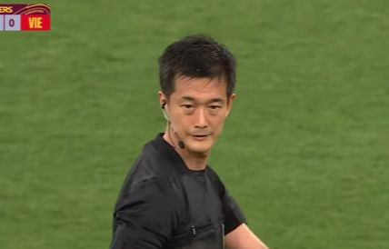 Trọng tài Ko Hyun-jin.