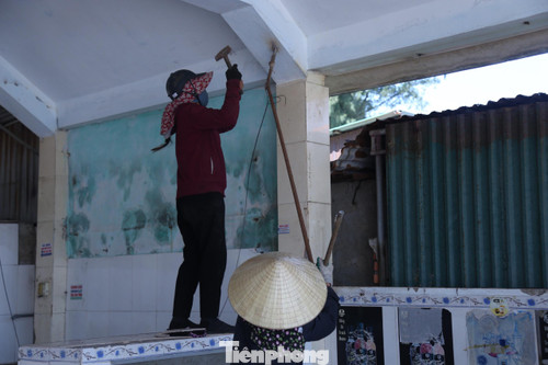 Ông Nguyễn Văn Hùng, Bí thư phường Nghi Thu cho biết: “Trước đó, ngay khi thị xã Cửa Lò có kế hoạch giải tỏa các ki ốt, địa phương cũng đã nhiều lần tổ chức đối thoại, lập các tổ công tác đến từng hộ kinh doanh để tuyên truyền vận động, vì thế đa phần người dân đồng thuận, chấp hành theo chủ trương chung”.