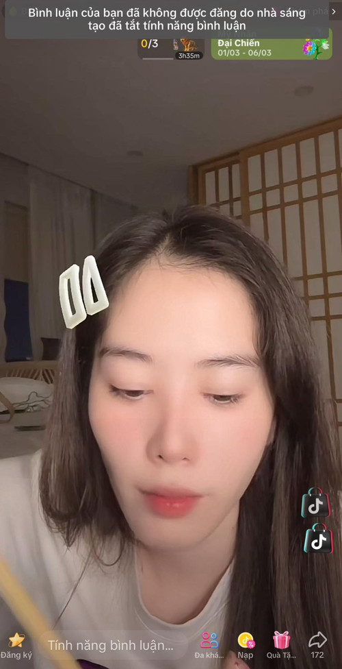 Nam Em livetream tối 1/3 và tắt phần bình luận. Ảnh: CMH. Nam Em livetream tối 1/3 và tắt phần bình luận. Ảnh: CMH.