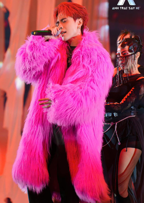 Quang Hùng MasterD diễn Trói em lại trong show Anh trai say hi. Quang Hùng MasterD diễn Trói em lại trong show Anh trai say hi.