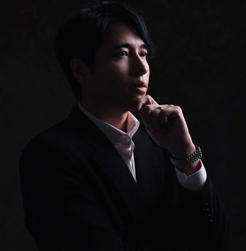 CEO Cường Chu - đại diện Big Arts Entertainment. CEO Cường Chu - đại diện Big Arts Entertainment.