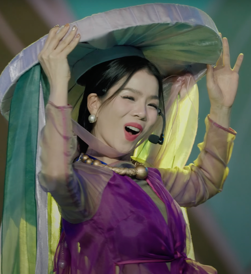 Lệ Quyên đội MLee trong Chung kết Chị đẹp đạp gió rẽ sóng.