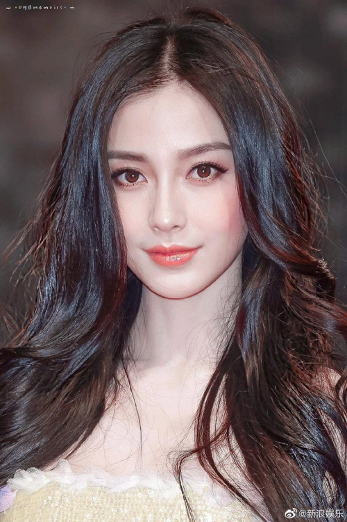 Sau nhiều thông tin nghi bị cấm sóng, Angelababy vẫn xuất hiện trên đài truyền hình Trung Quốc. Ảnh: Weibo. Sau nhiều thông tin nghi bị cấm sóng, Angelababy vẫn xuất hiện trên đài truyền hình Trung Quốc. Ảnh: Weibo.
