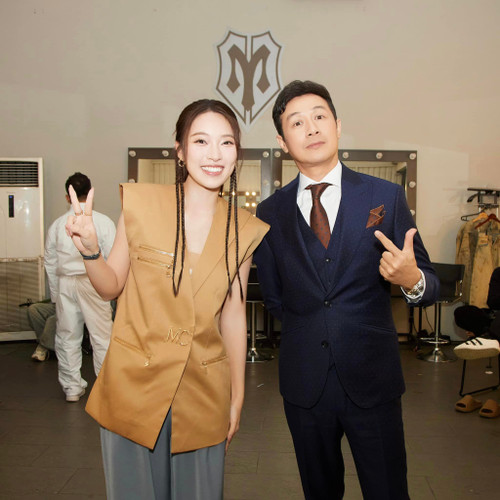 Đồng hành cùng MC Anh Tuấn (phải) dẫn show Anh trai vượt ngàn chông gai, Khánh Vy nhận chỉ trích vì cách dẫn dắt. Đồng hành cùng MC Anh Tuấn (phải) dẫn show Anh trai vượt ngàn chông gai, Khánh Vy nhận chỉ trích vì cách dẫn dắt.