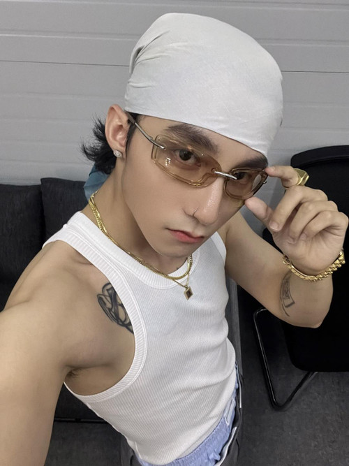 Sơn Tùng nhận nhiều bình luận tiêu cực về cuộc đối đầu trên đường đua âm nhạc với Bích Phương. Ảnh: FBNV. Sơn Tùng nhận nhiều bình luận tiêu cực về cuộc đối đầu trên đường đua âm nhạc với Bích Phương. Ảnh: FBNV.