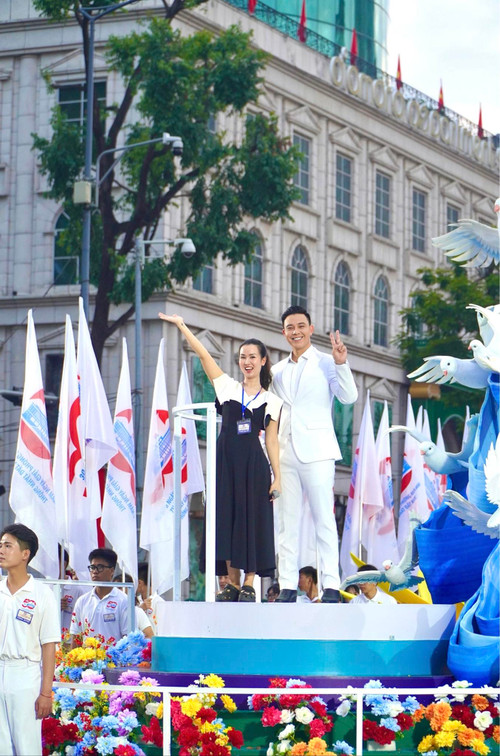 Đông Hùng và Võ Hạ Trâm (trái) biểu diễn Tổng duyệt Viết tiếp câu chuyện hòa bình cho ngày 30/4. Đông Hùng và Võ Hạ Trâm (trái) biểu diễn Tổng duyệt Viết tiếp câu chuyện hòa bình cho ngày 30/4.