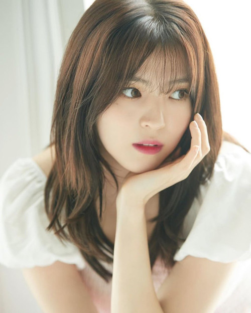 Han So Hee được nhận xét là đóa hoa nở muộn của showbiz Hàn. Diễn xuất của cô chưa được đánh giá cao nhưng khán giả yêu thích bởi ngoại hình nổi bật, được ví như "tiểu Song Hye Kyo". Ảnh: Instagram.