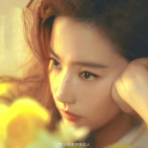 Vai Hoàng Diệc Mai của Lưu Diệc Phi đang gây sốt ở Trung Quốc. Ảnh: Weibo.