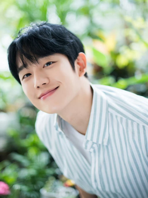 Jung Hae In bị tố là khách quen hộp đêm, thường "săn gái trẻ". Jung Hae In bị tố là khách quen hộp đêm, thường "săn gái trẻ".