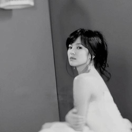 Song Hye Kyo vướng nhiều tin đồn tình ái, từng gây mất hình ảnh vì ồn ào trốn thuế. Tuy vậy, scandal không ảnh hưởng nghiêm trọng đến sự nghiệp. Song Hye Kyo vướng nhiều tin đồn tình ái, từng gây mất hình ảnh vì ồn ào trốn thuế. Tuy vậy, scandal không ảnh hưởng nghiêm trọng đến sự nghiệp.