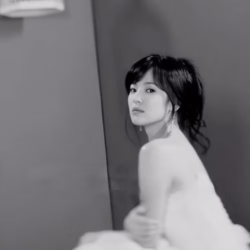 Song Hye Kyo vướng nhiều tin đồn tình ái, từng gây mất hình ảnh vì ồn ào trốn thuế. Tuy vậy, scandal không ảnh hưởng nghiêm trọng đến sự nghiệp.