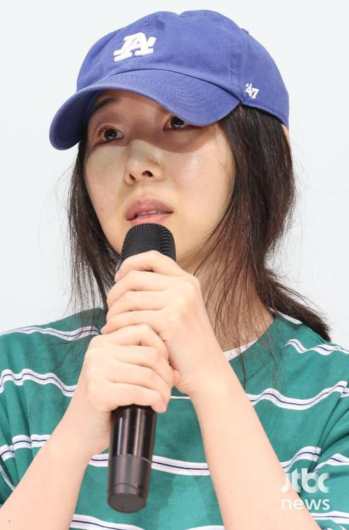 Min Hee Jin làm giám đốc sáng tạo ở SM 17 năm, sau đó chuyển sang HYBE điều hành công ty con Ador, cho ra mắt NewJeans.