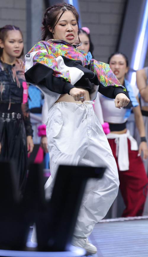 Vũ công Đỗ Linh bị các trưởng nhóm phản đối, lo sợ không đủ khả năng biên đạo bài nhảy.