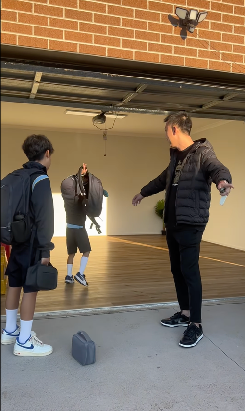 Video chồng đưa các con nhập học được Ốc Thanh Vân quay và chia sẻ lên mạng xã hội. Video chồng đưa các con nhập học được Ốc Thanh Vân quay và chia sẻ lên mạng xã hội.