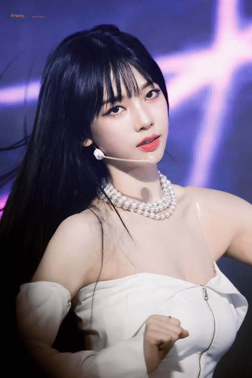 Karina đổi đời, mua được xe tặng bố mẹ sau khi ra mắt làm idol. Cô đang là một trong những cái tên hot nhất dàn idol thế hệ bốn nhưng bất ngờ bị lộ tin hẹn hò. Ảnh: X.