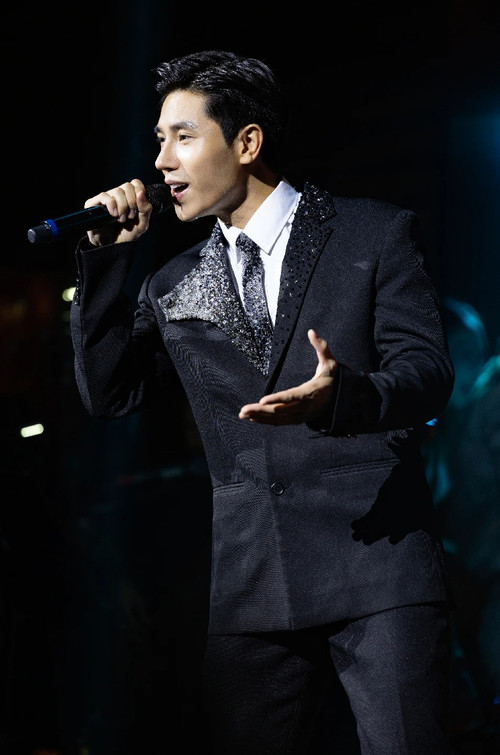 Jack Long đưa cảnh đời thực đi bán bánh bò, bị siết nợ vào MV. Ảnh: NVCC.