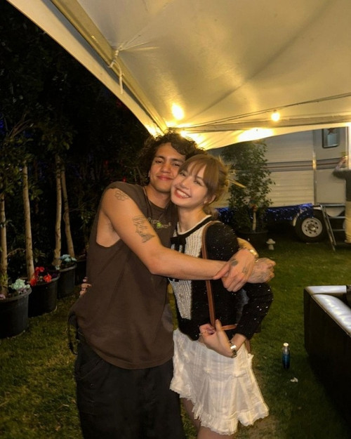 Nam diễn viên phim Euphoria Dominic Fike (trái) và Lisa thân thiết. Bức hình được Lisa đăng tải trên trang cá nhân. Ảnh: IG. Nam diễn viên phim Euphoria Dominic Fike (trái) và Lisa thân thiết. Bức hình được Lisa đăng tải trên trang cá nhân. Ảnh: IG.