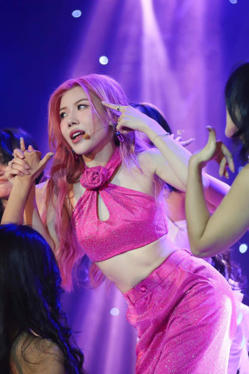 Moonlight của Lunas mang đậm màu sắc Kpop. Bài hát được Trang Pháp sáng tác chỉ trong 5 ngày. Moonlight của Lunas mang đậm màu sắc Kpop. Bài hát được Trang Pháp sáng tác chỉ trong 5 ngày.