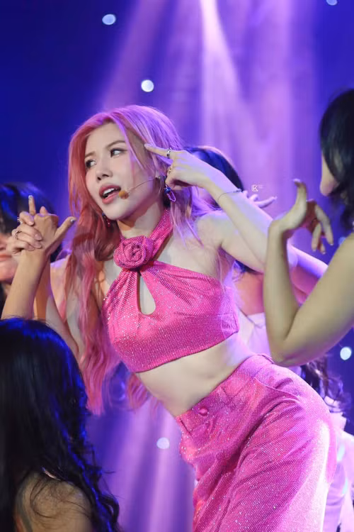 Moonlight của Lunas mang đậm màu sắc Kpop. Bài hát được Trang Pháp sáng tác chỉ trong 5 ngày.