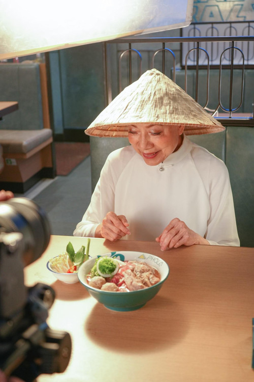 Diễn viên gạo cội TVB La Lan thưởng thức phở trong trang phục truyền thống Việt Nam. Ảnh: AM730.