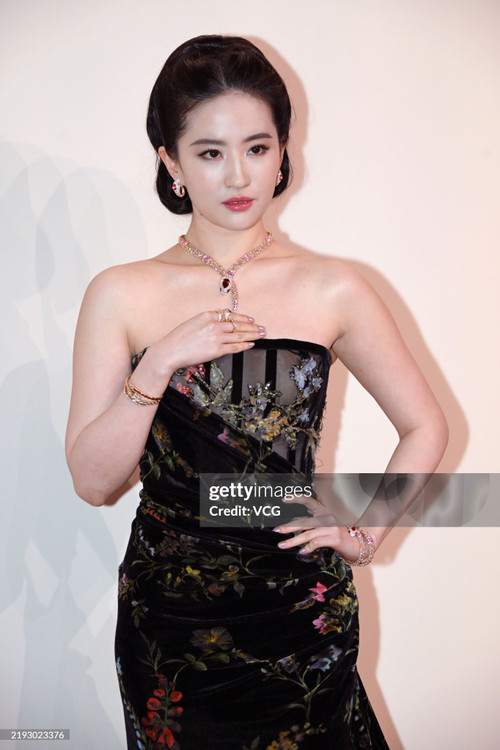 Nhân viên bị đuổi việc vì chê Lưu Diệc Phi béo. Nhân viên bị đuổi việc vì chê Lưu Diệc Phi béo.